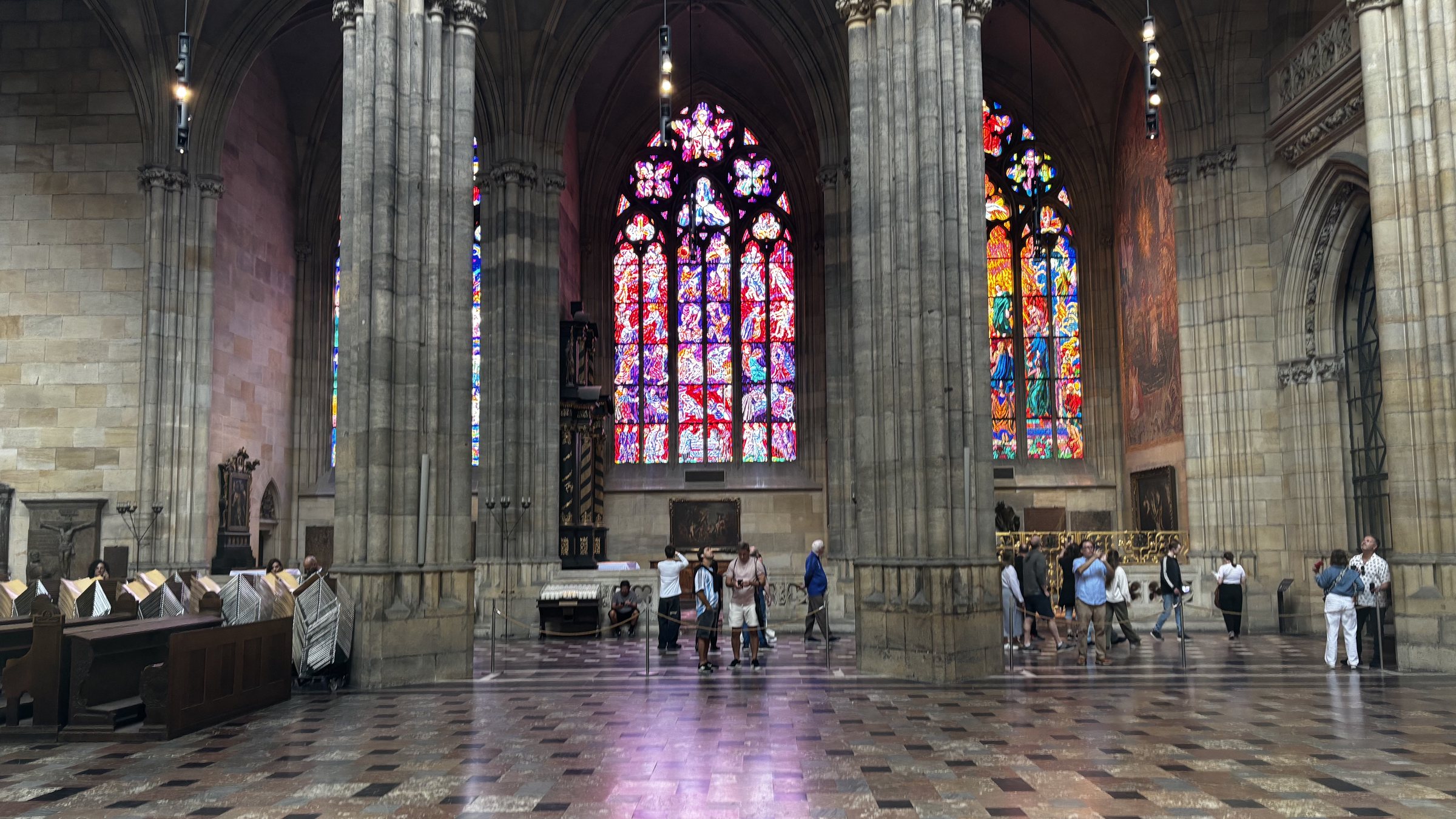 Katedrála sv. Víta, I. Even though it was overcast outside, the combination of colours and reflections of polished marble were surprising