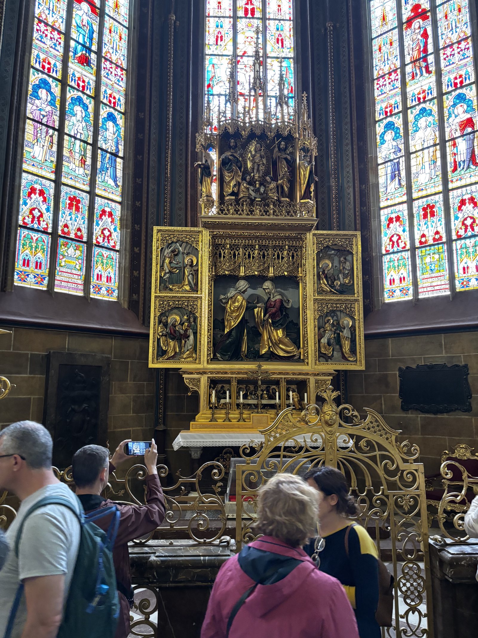Mary visits her kinswoman Elisabeth - Luke 1:39-56. A visitation altar.
